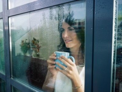 7939244-meta-donna-adulta-bevendo-caffe-e-guardare-fuori-dalla-finestra-sulla-giornata-di-pioggia-forma-oriz.jpg